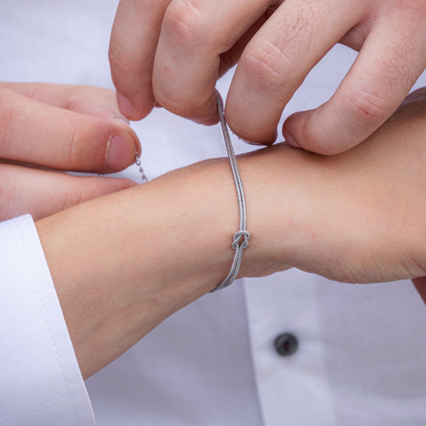 Bracciale Nodo d'Amore - Fascino Romantico da Indossare